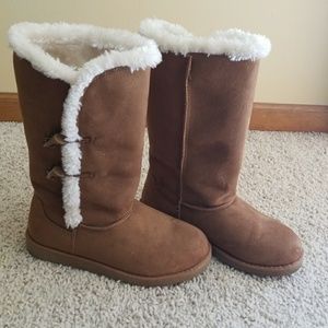 Suede boots with fur lining